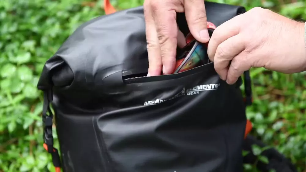 ADVANCED ELEMENTS - Blast22™ Rolltop Pack - Black - AE3509 - LIFE STYLE 2