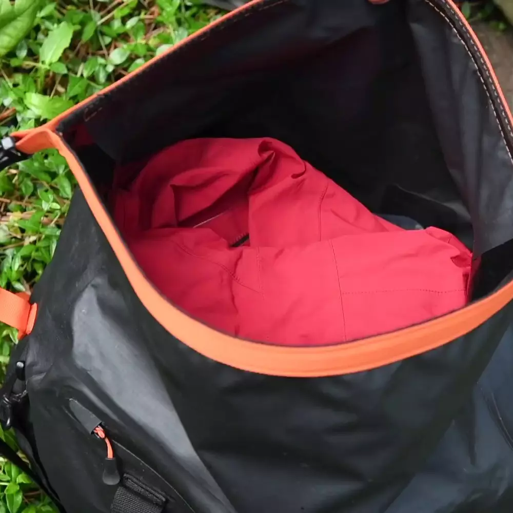 ADVANCED ELEMENTS - Thunder25™ Rolltop Duffel - Black - AE3510 - LIFE STYLE 2